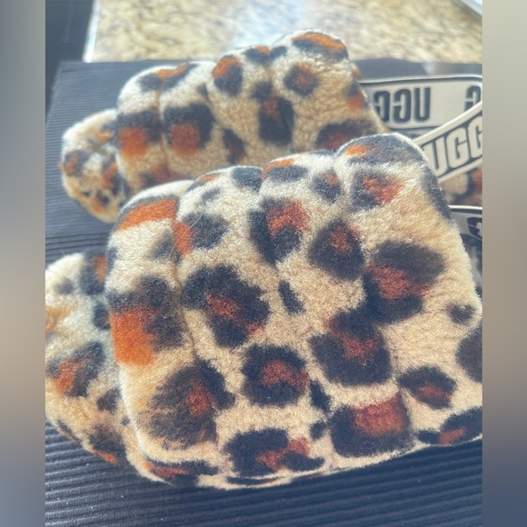 Cheetah Ugg Slippers Size:9 UGG
$30 $120 - Picture 3 of 7